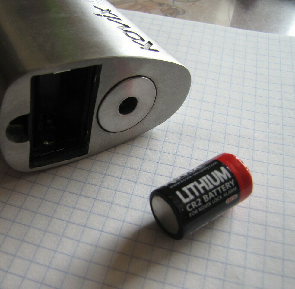 В замках Kovix KPL12 , KPR 10 применяется фото батарейка типа CR 2. Срок работы до 10 лет! Приблизительная стоимость от 200р